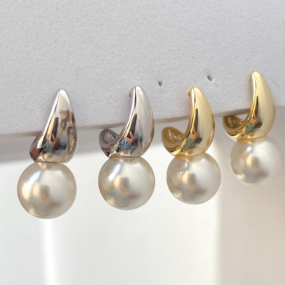 Round pearl charm earring