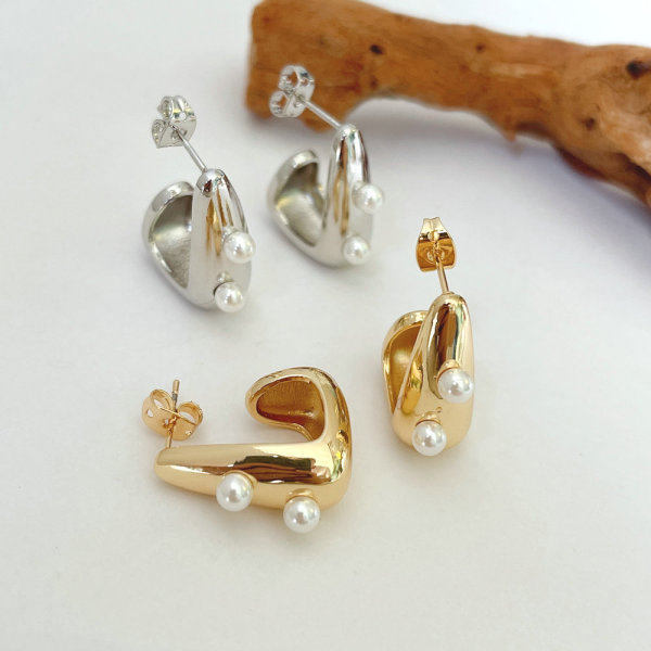 Pearl U hoop earring