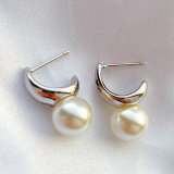 Round pearl charm earring