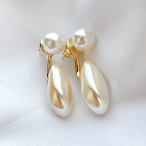 Long pearl earring