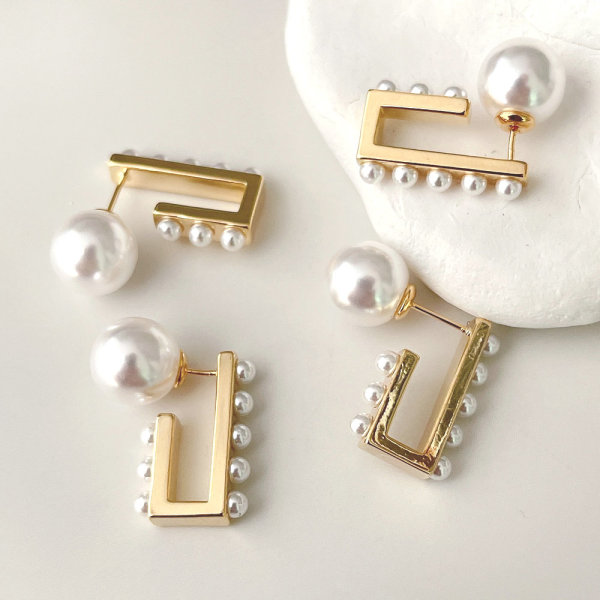 Small pearl u hoop earring