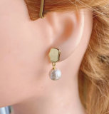 Round earring with ball pearl