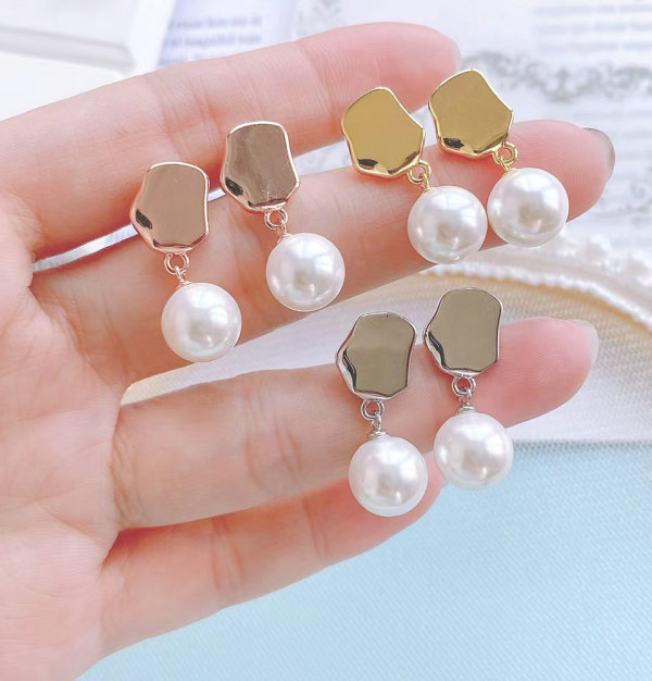 Round earring with ball pearl