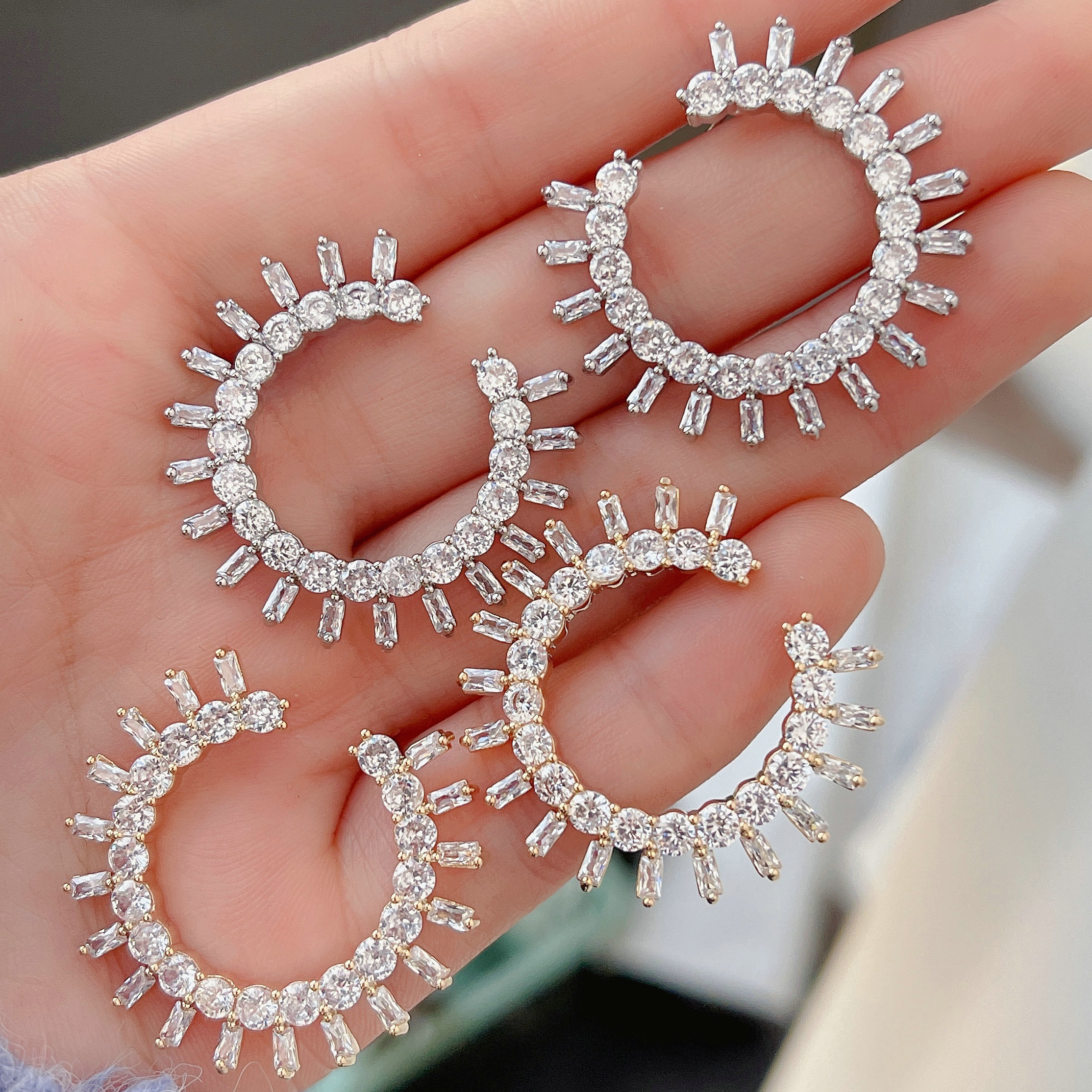Round sun zircon earring