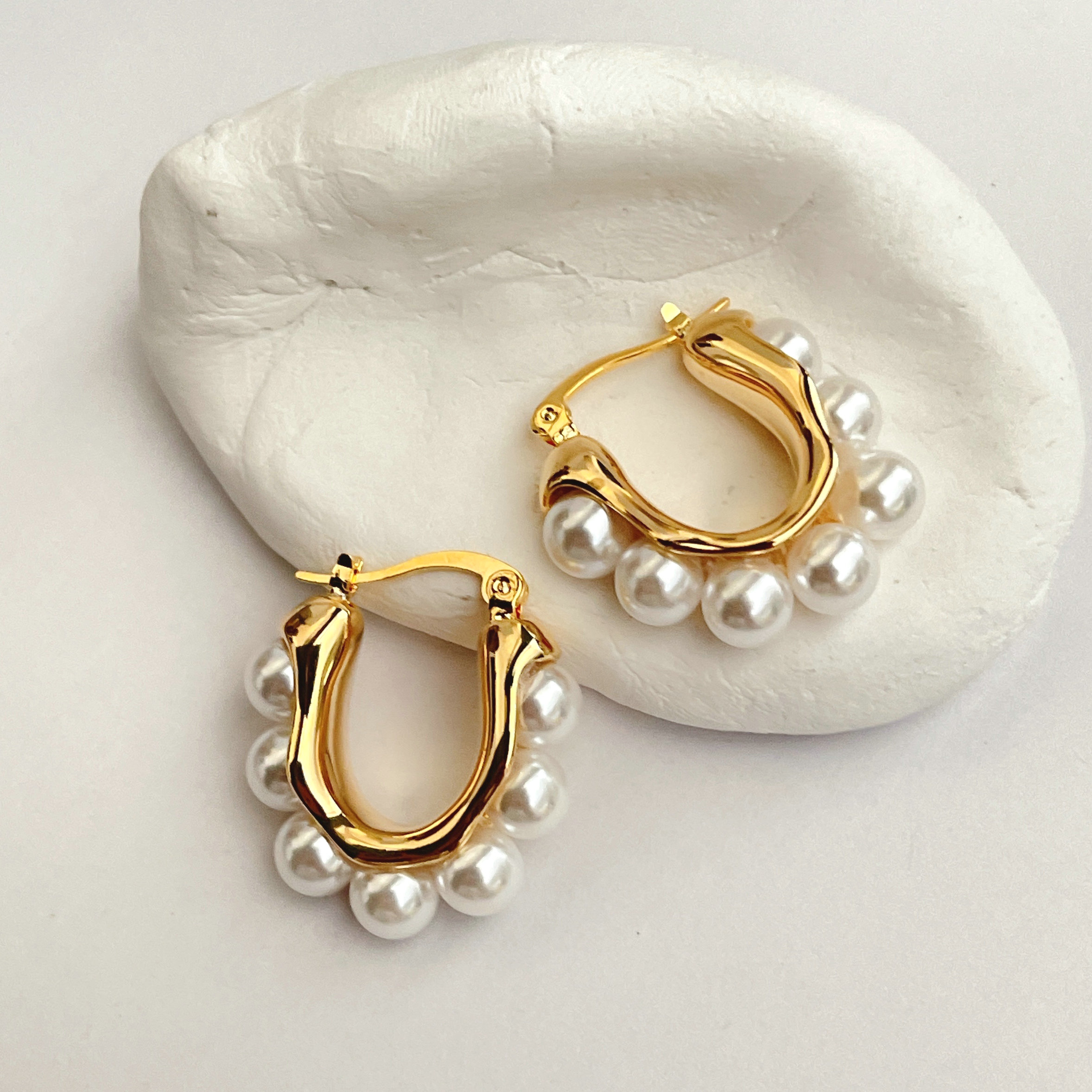 U-shaped Pearl Earring CMEADL-2376945