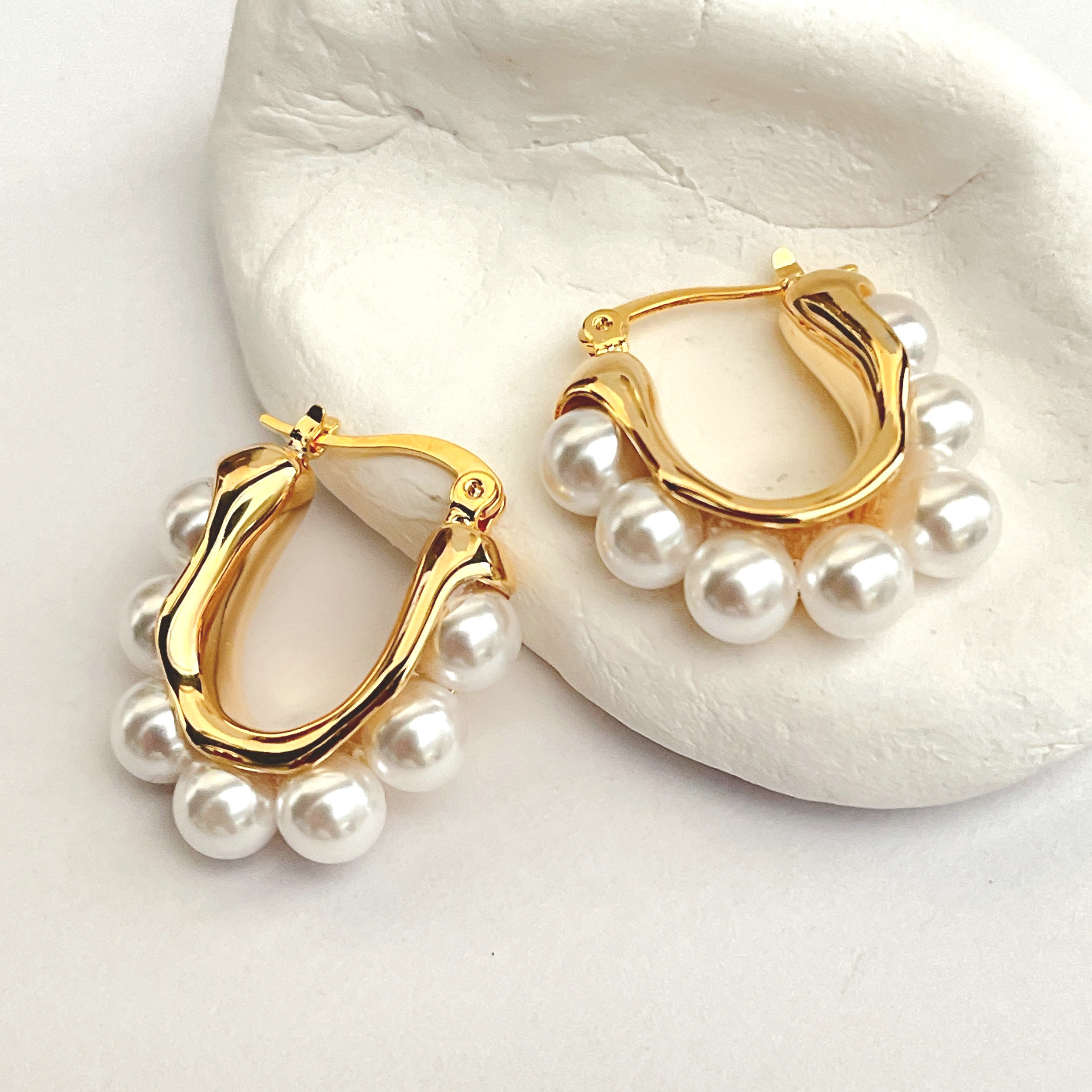 U-shaped Pearl Earring CMEADL-2376945