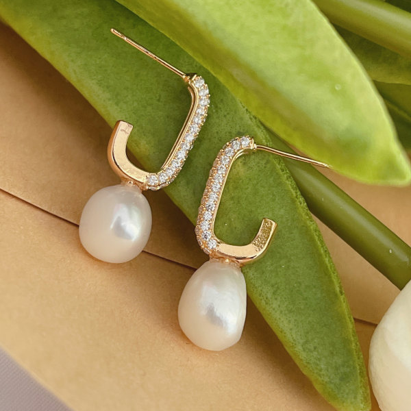 Round fresh water pearl earring
