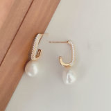 Round fresh water pearl earring