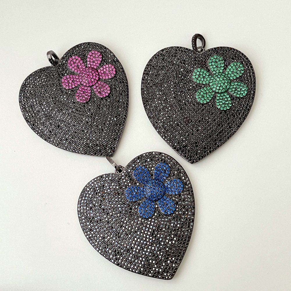 46*50mm Black Zircon Heart Pendant With Inset Flower