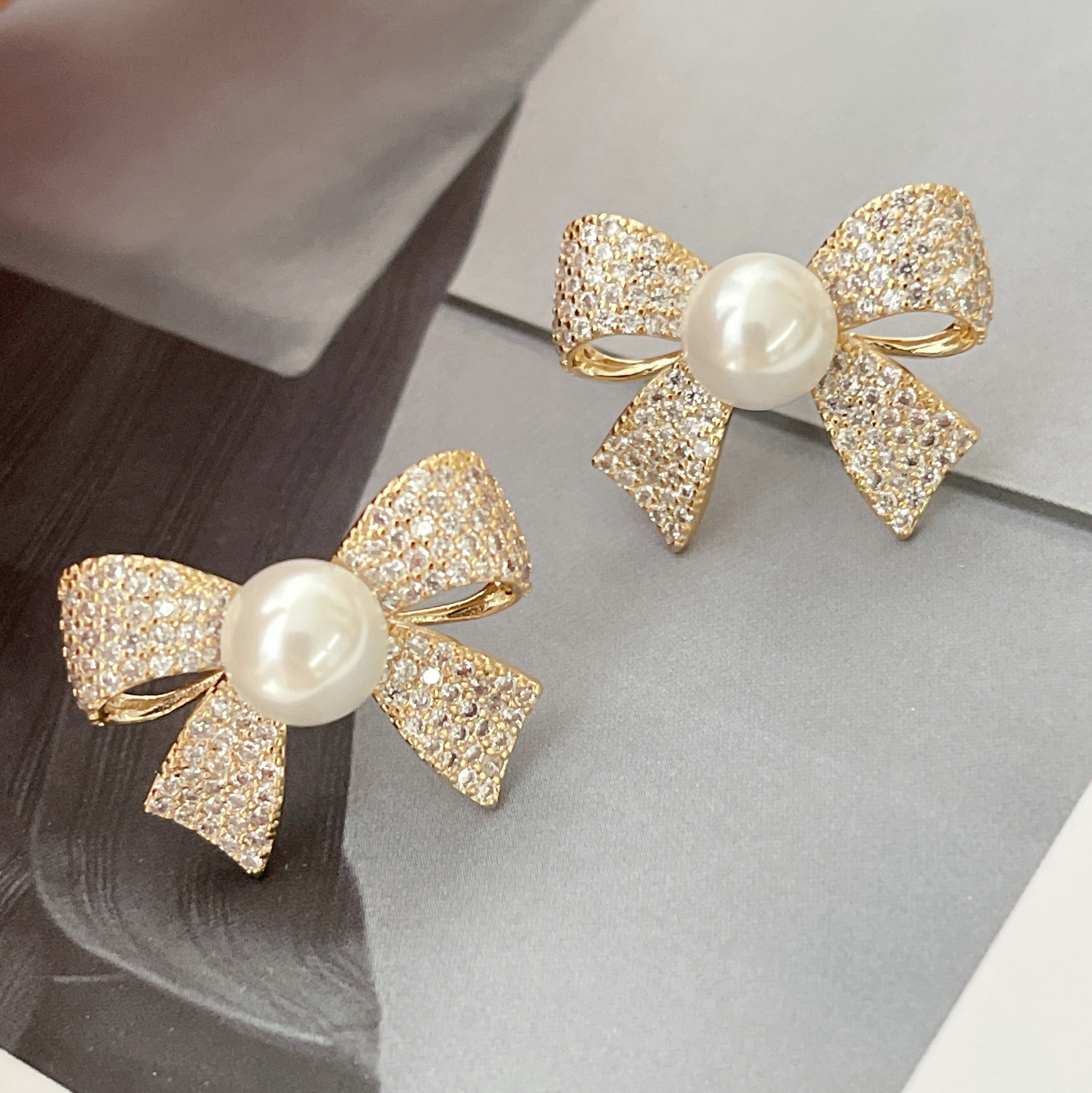 Bow pearl earrings