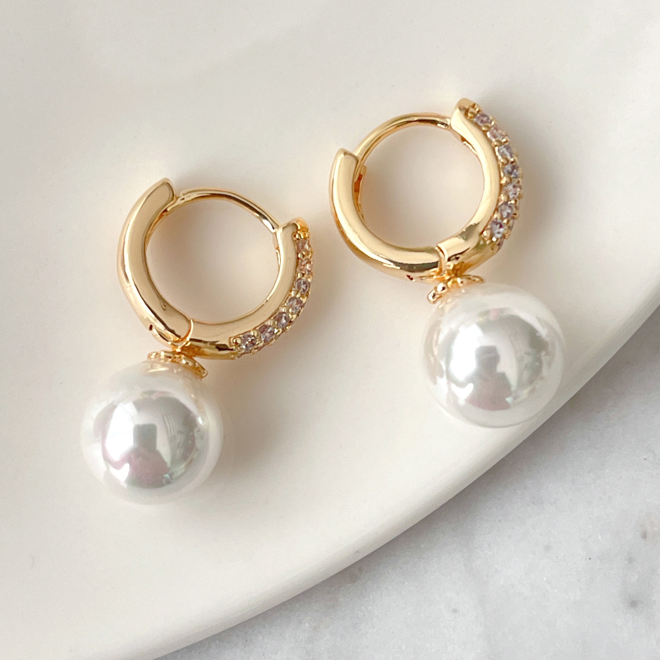 Simple Hoop Earrings With Round Shell Pearl
