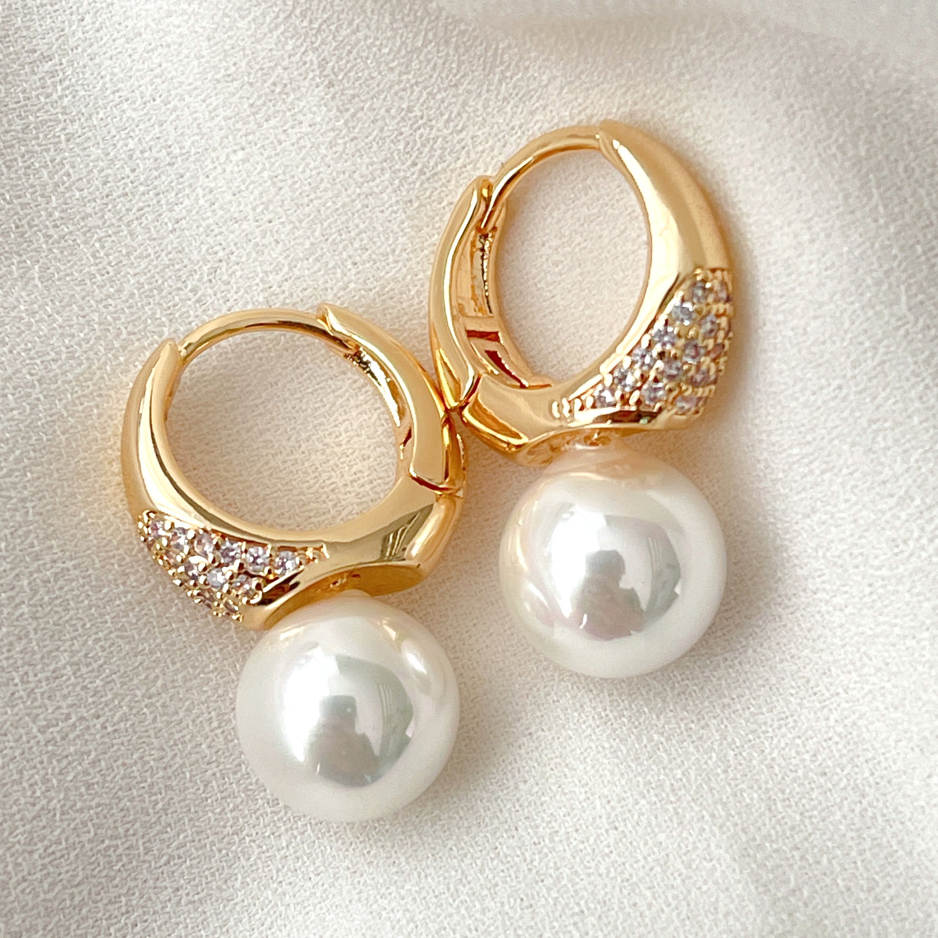 Simple Hoop Earrings With Round Shell Pearl