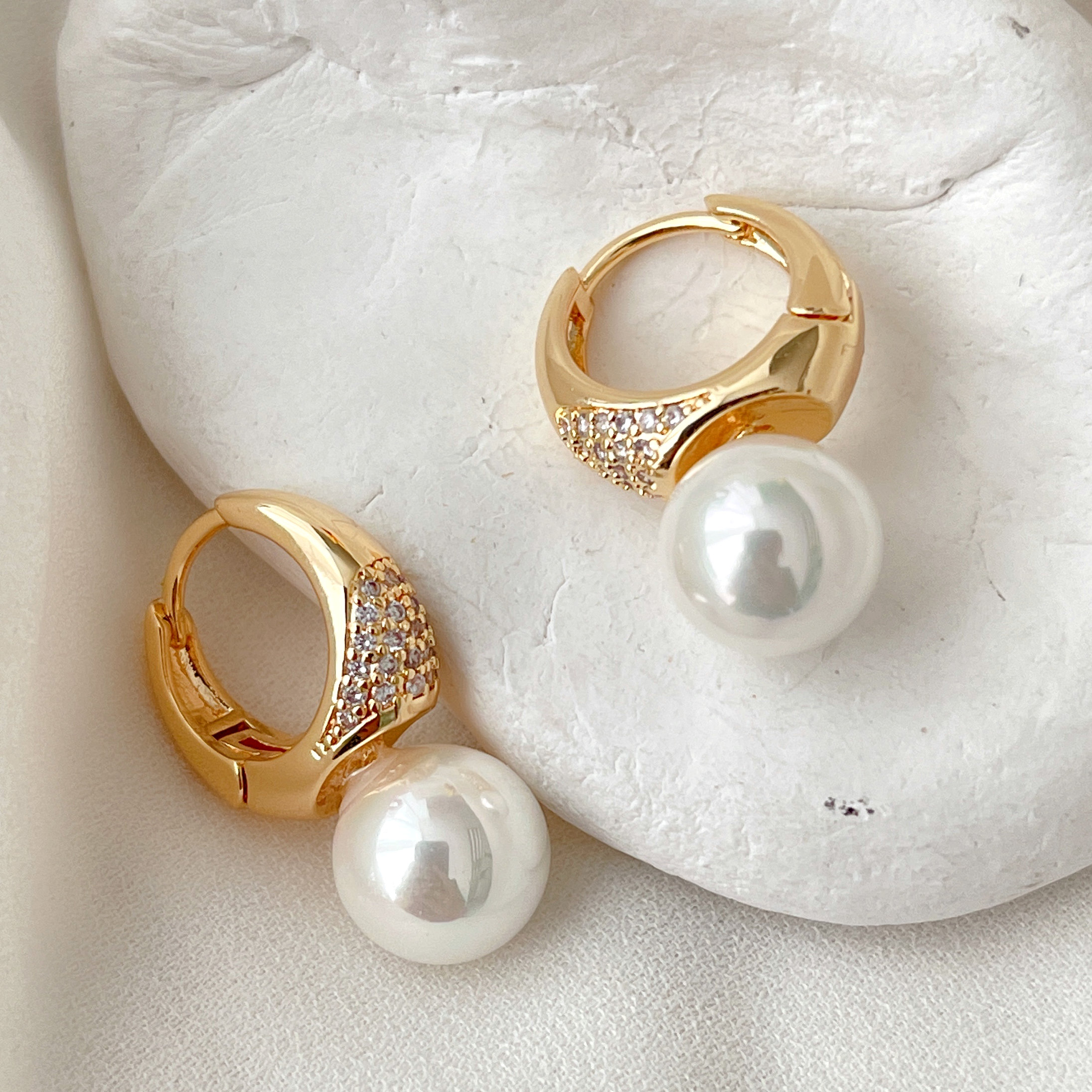 Simple Hoop Earrings With Round Shell Pearl