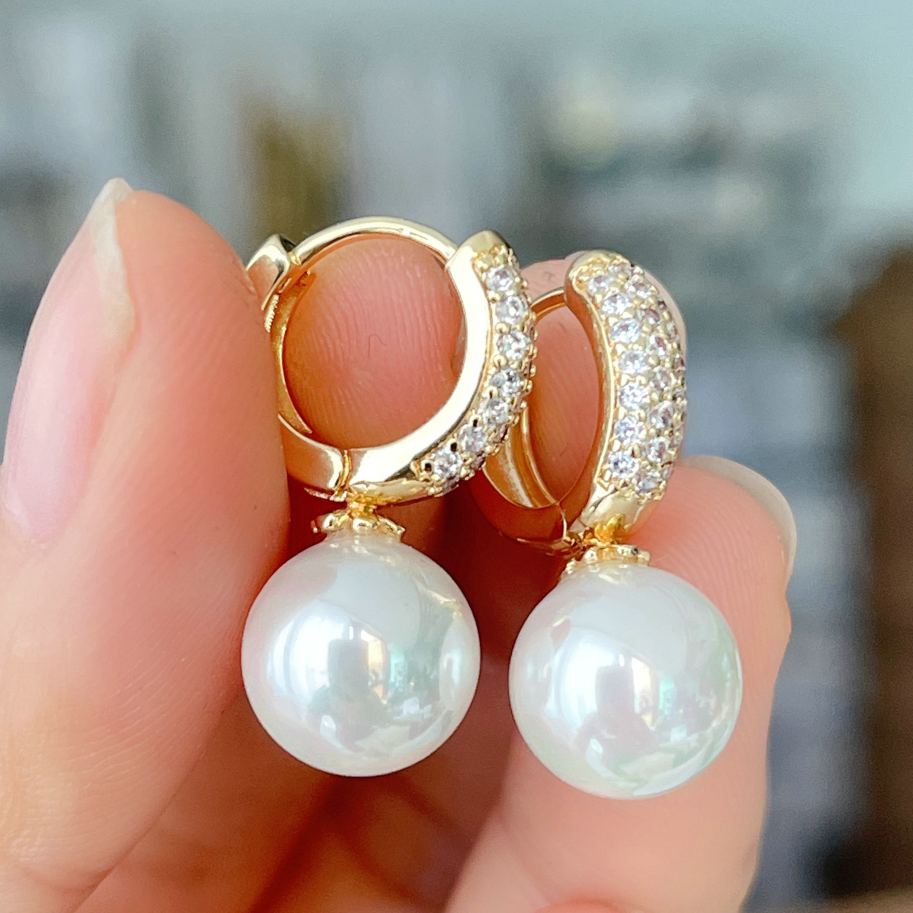 Simple Hoop Earrings With Round Shell Pearl