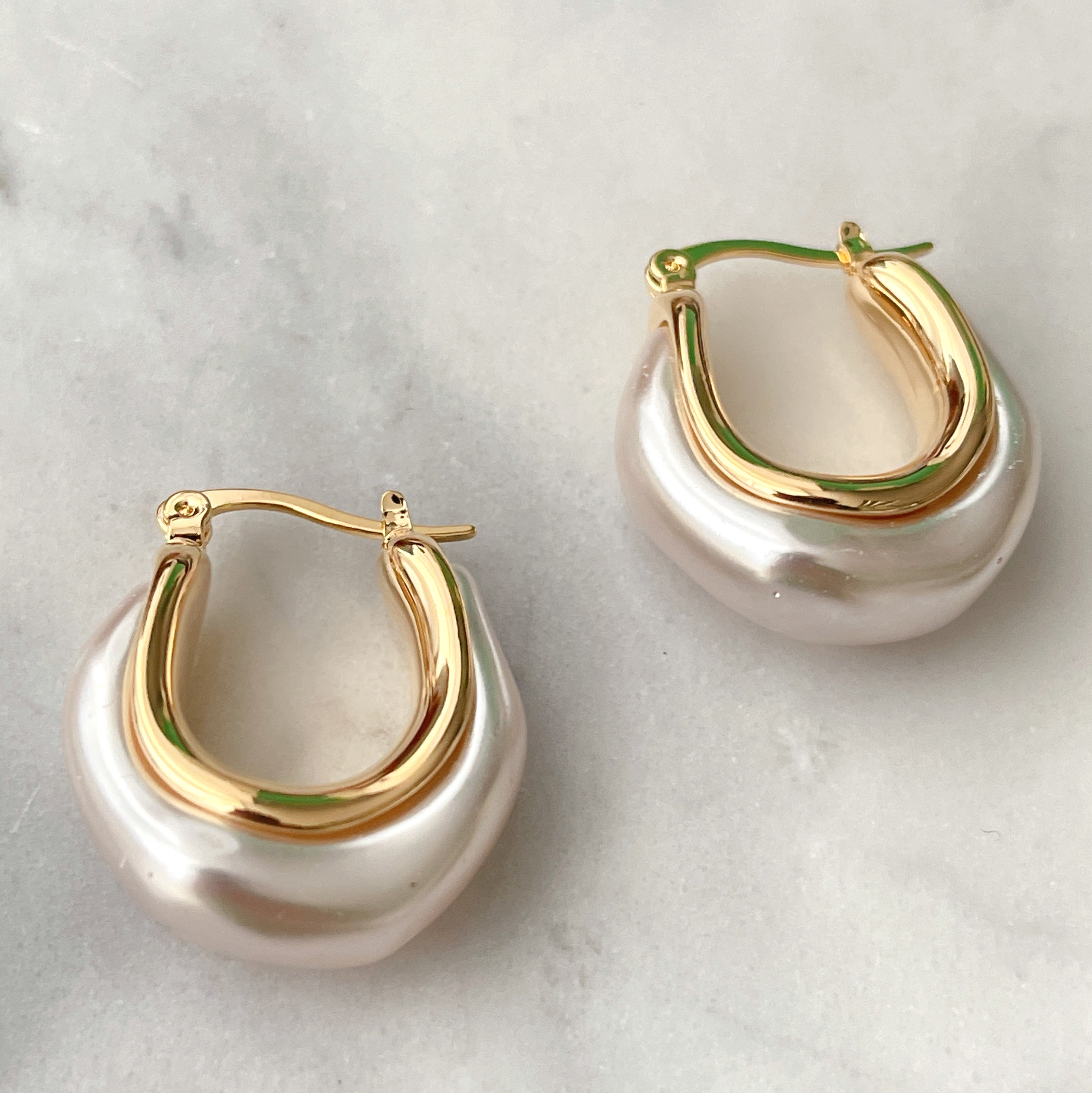 White U Shape Earrings CMEADL-2426407