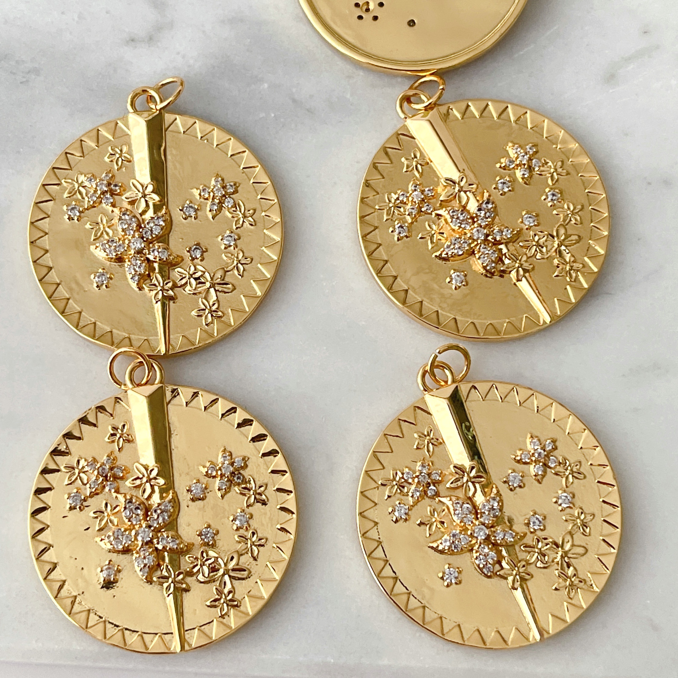 Round Shape Flower Pendant