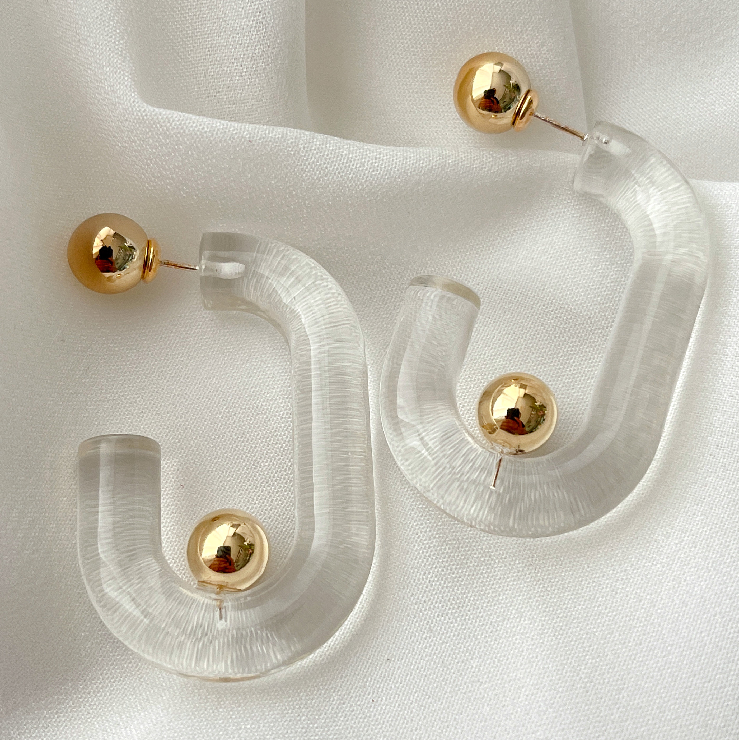 U-shaped acrylic Earrings In Clear