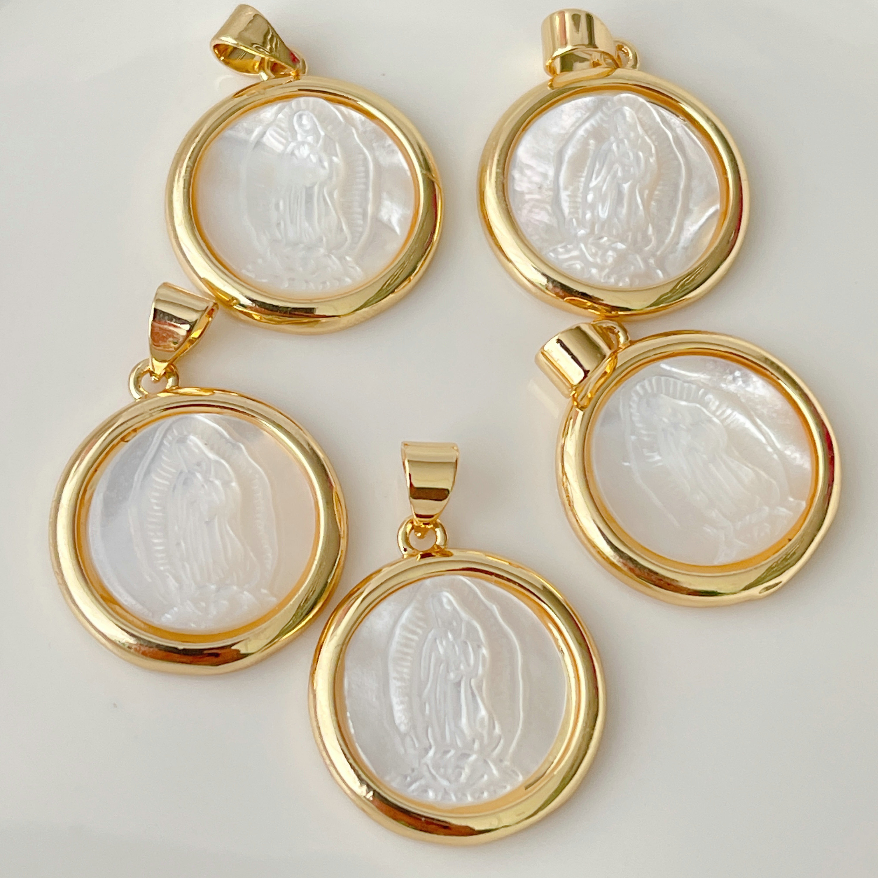 19mm Round Shell Virgin Mary Pendant