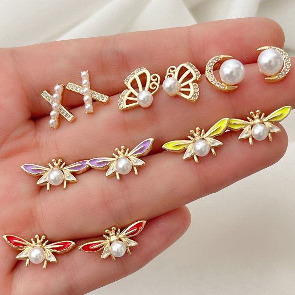 Glass Pearl Bee Stud