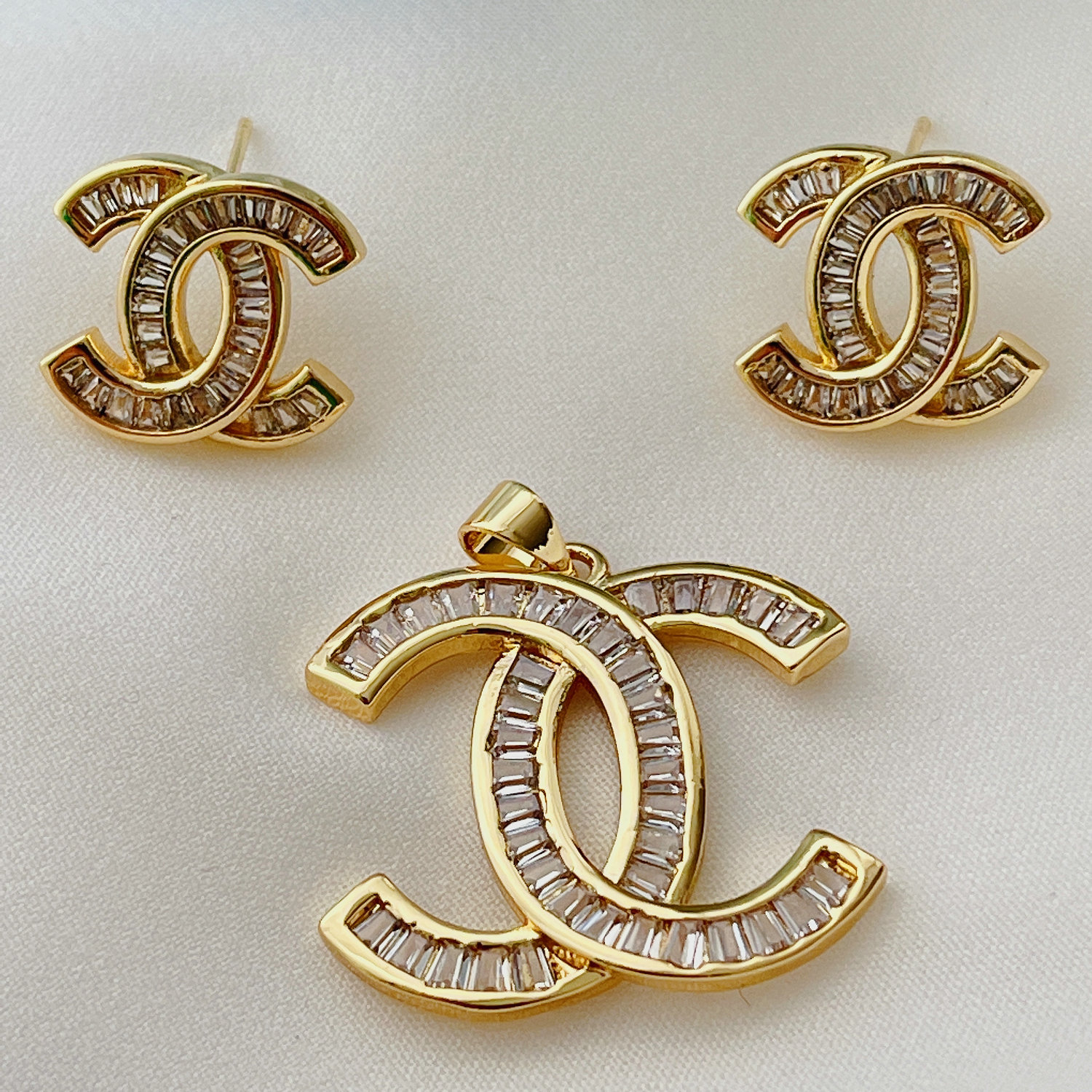Channel Earrings With Pendant Set