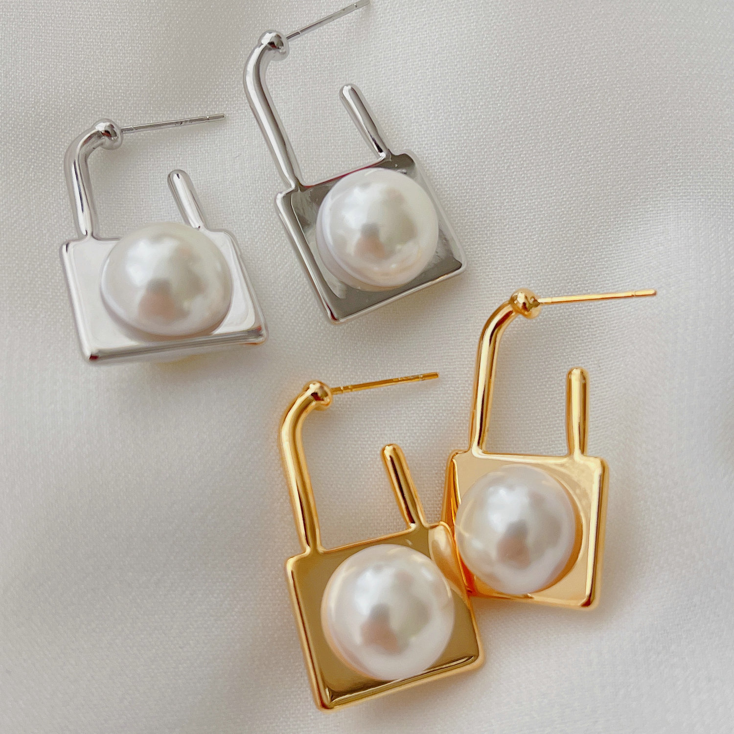 Locker pearl earrings