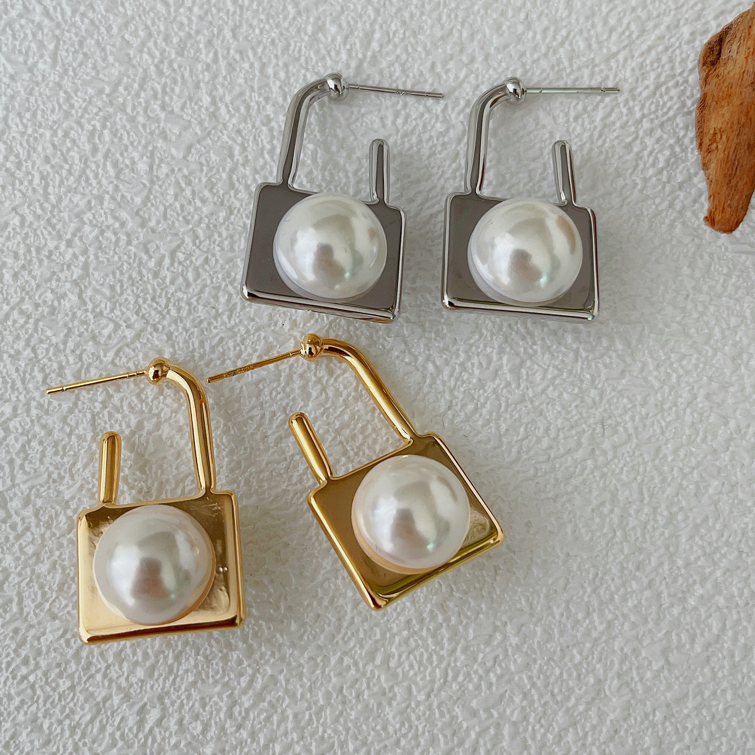 Locker pearl earrings