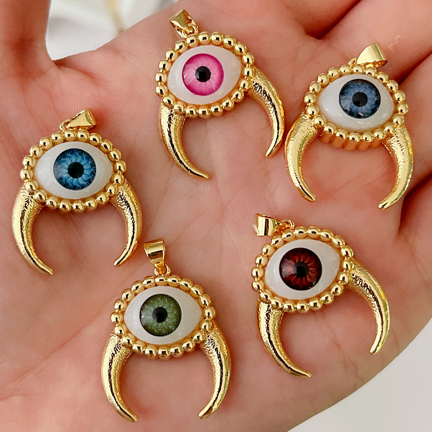 Horn eye pendant