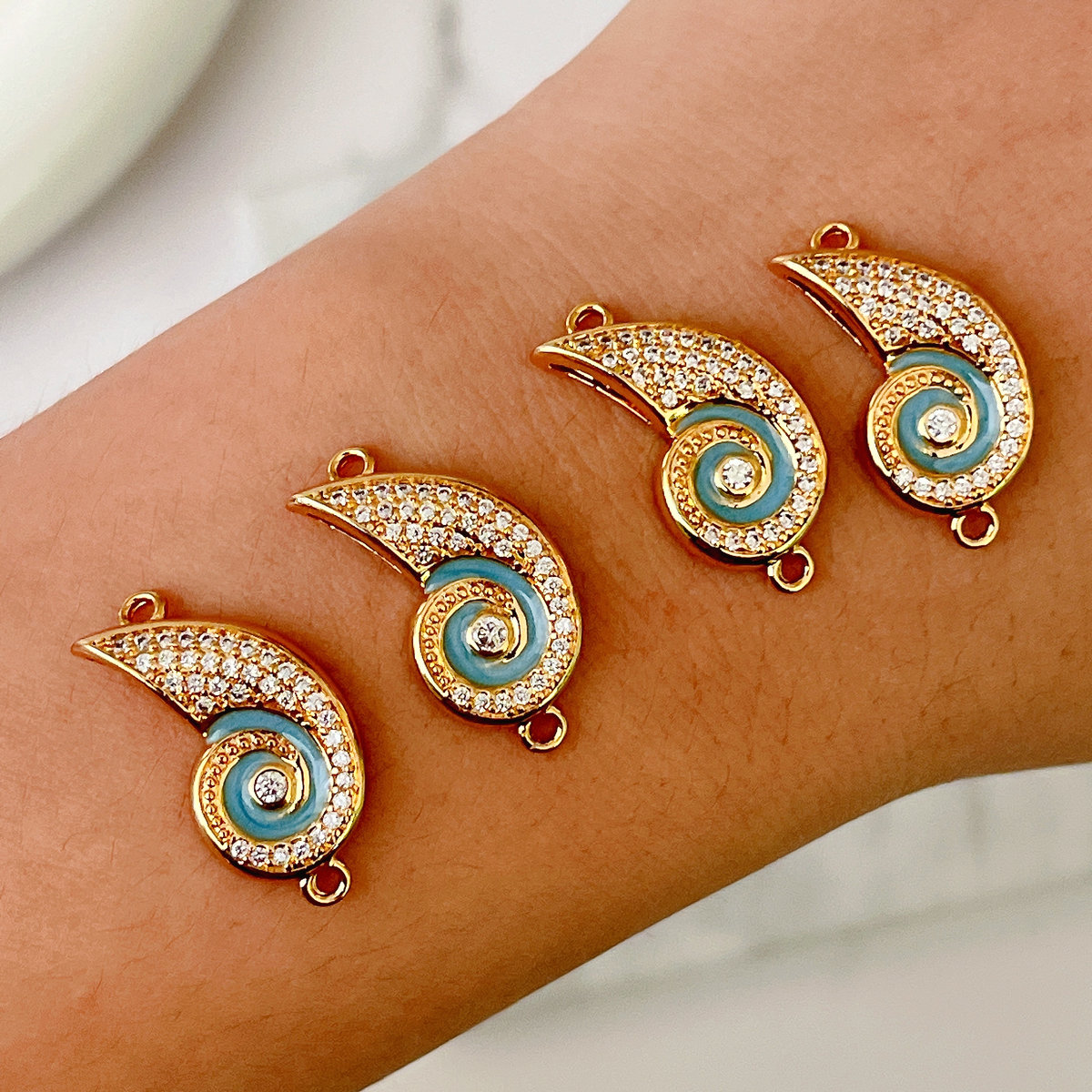 Snail connector for bracelet