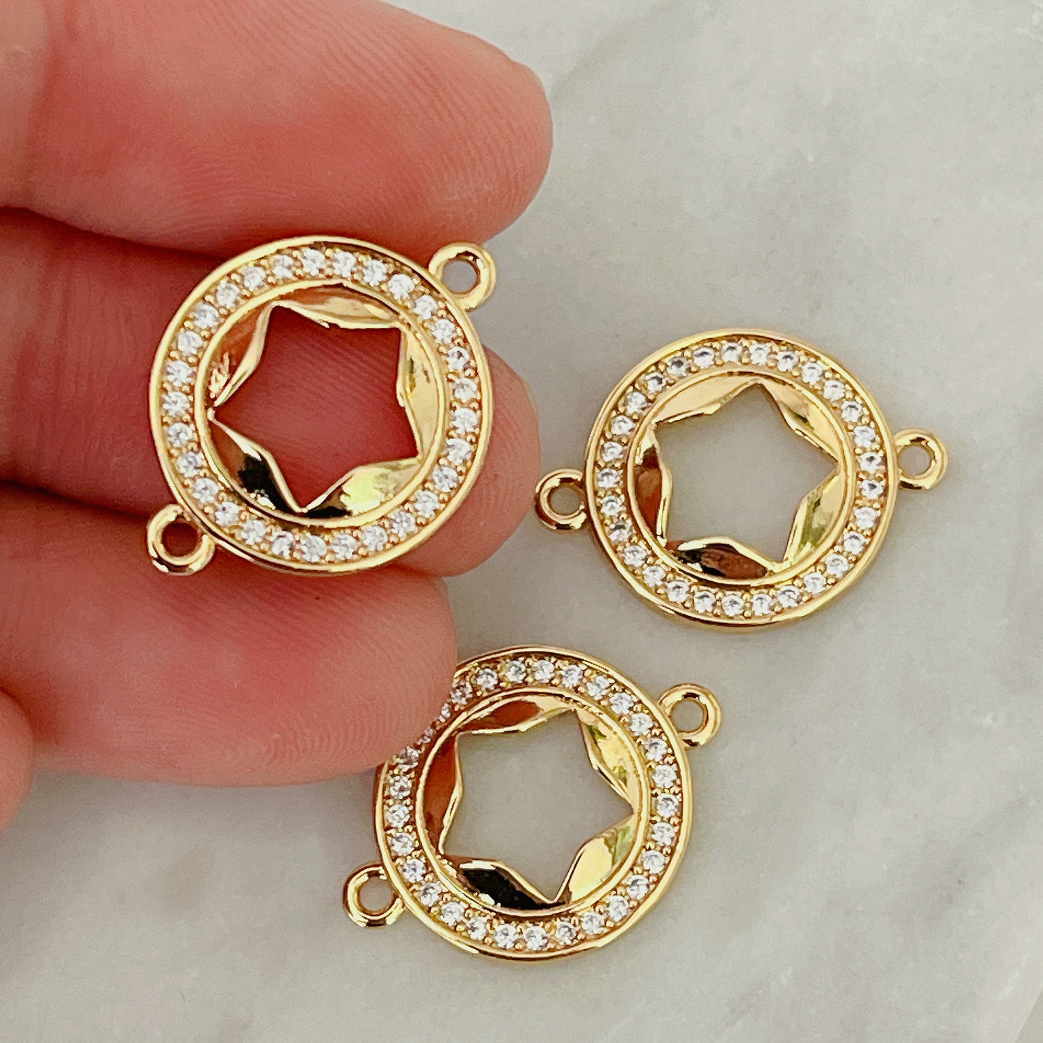 Star connector for bracelet