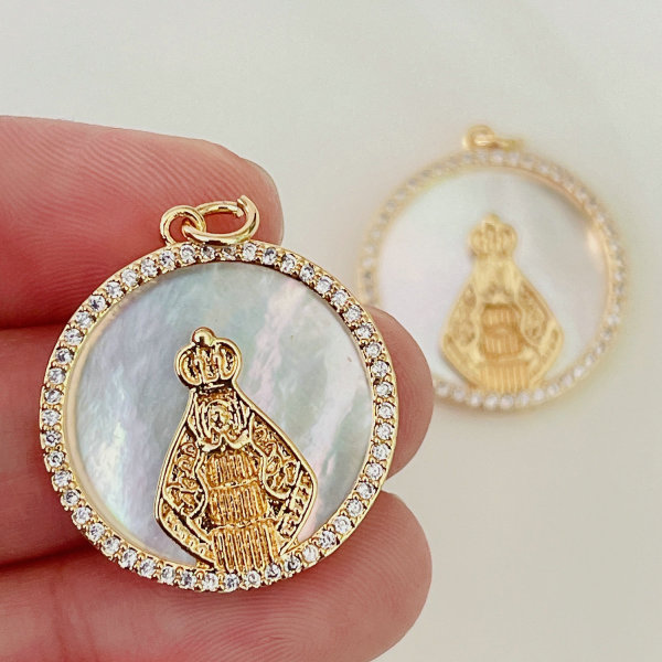 Round shell pendant