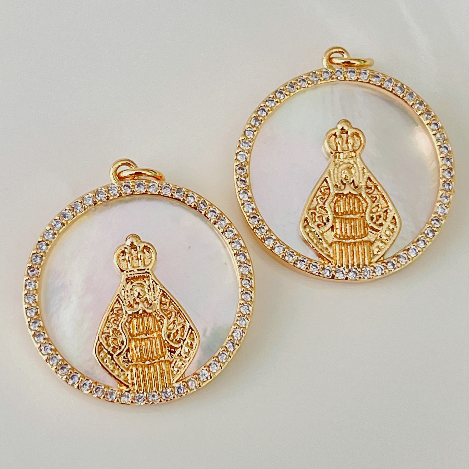 Round shell pendant