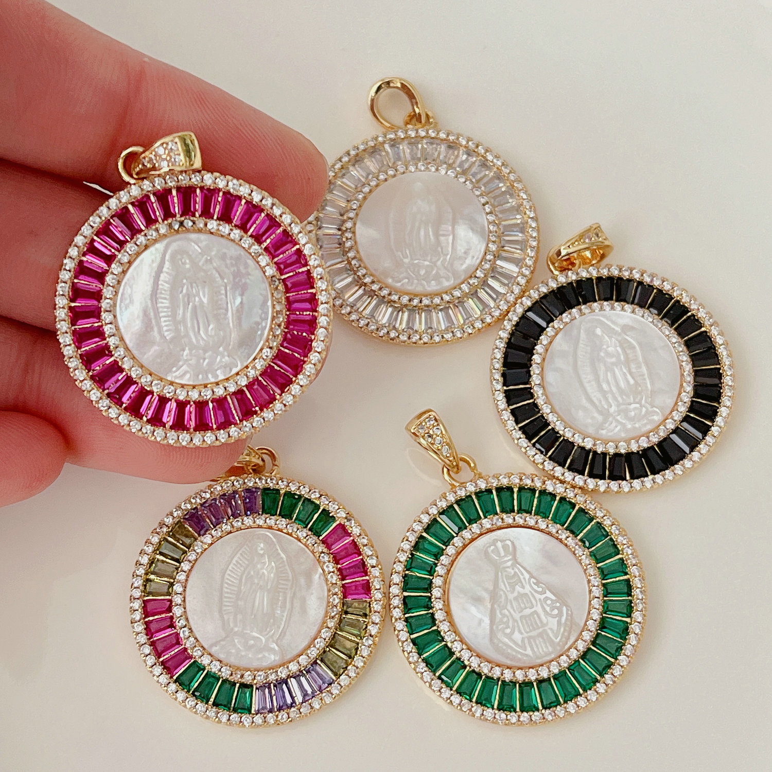 Roud colorful shell pendant