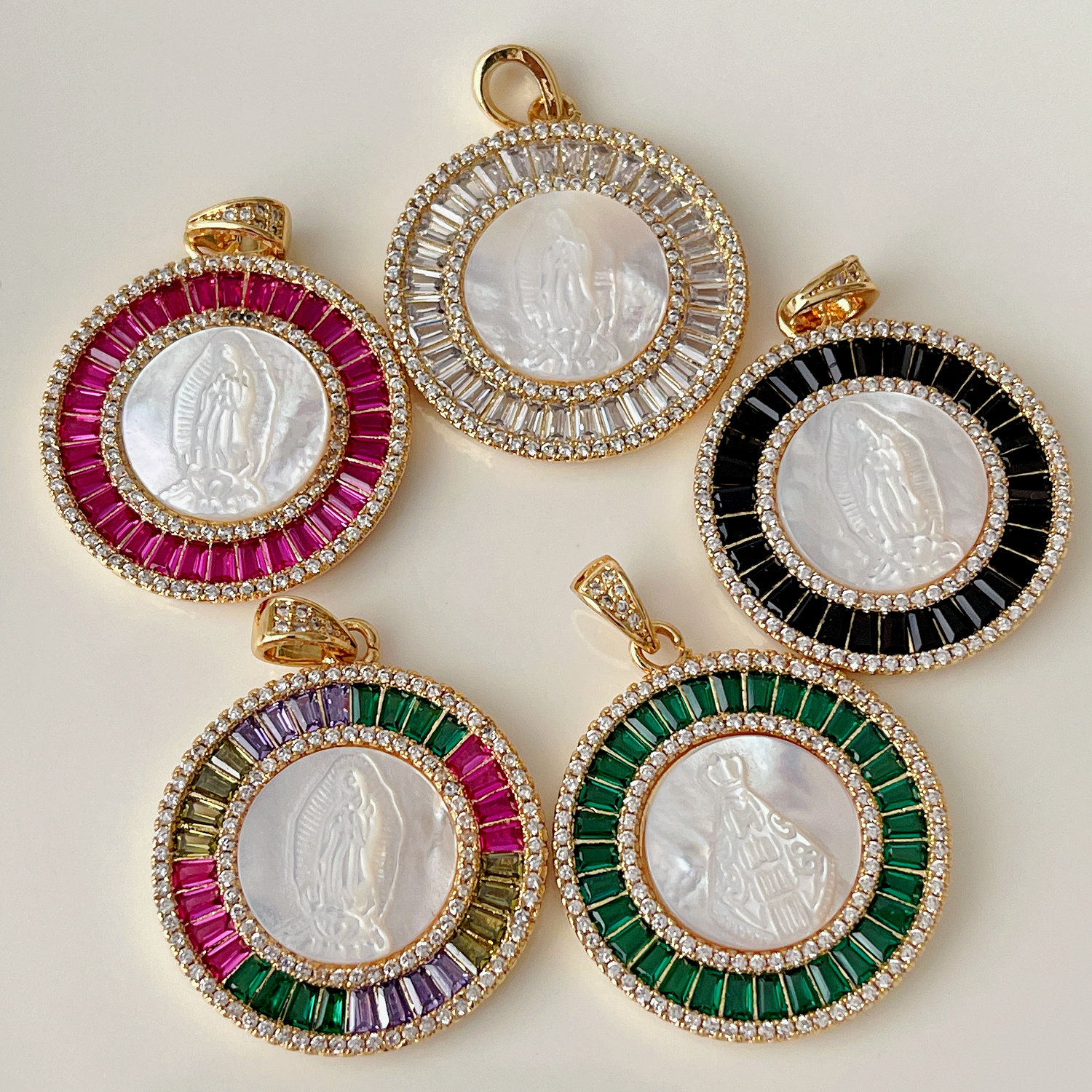 Roud colorful shell pendant