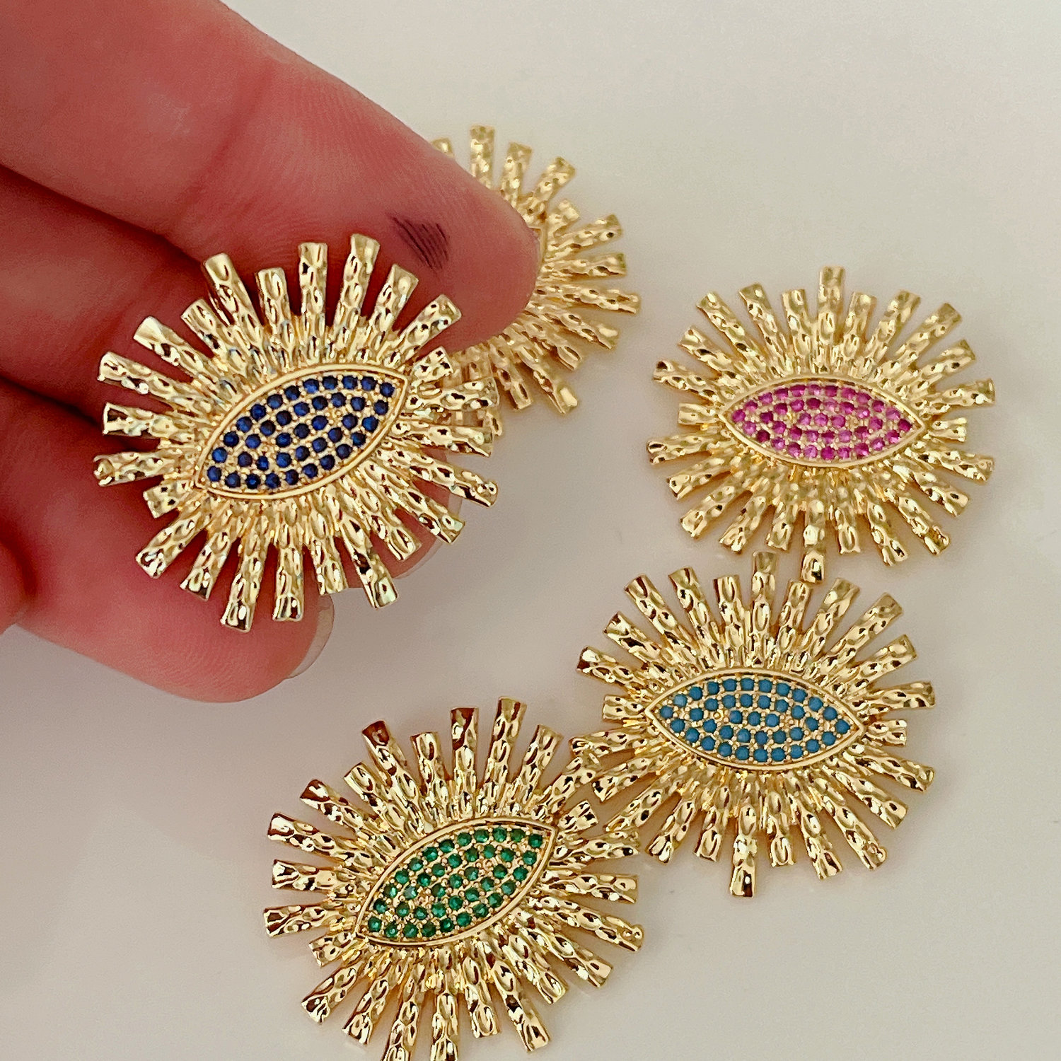 Eye eyelash pendant