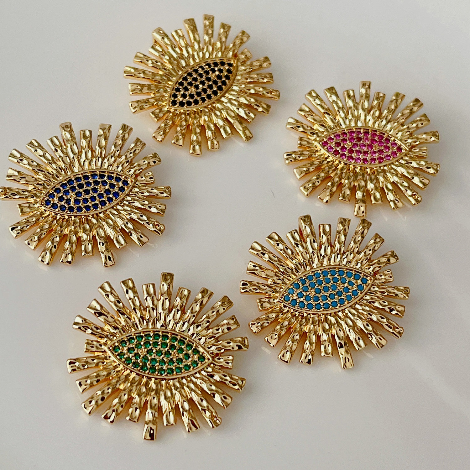 Eye eyelash pendant