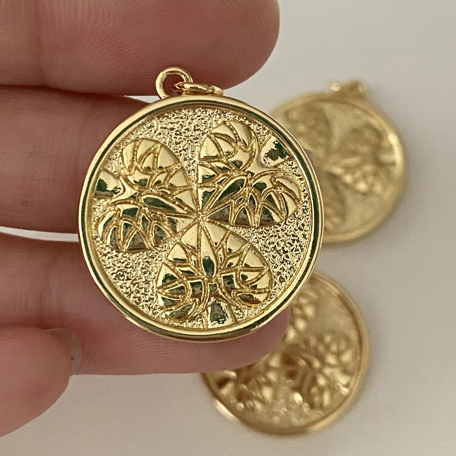 Round heart charm