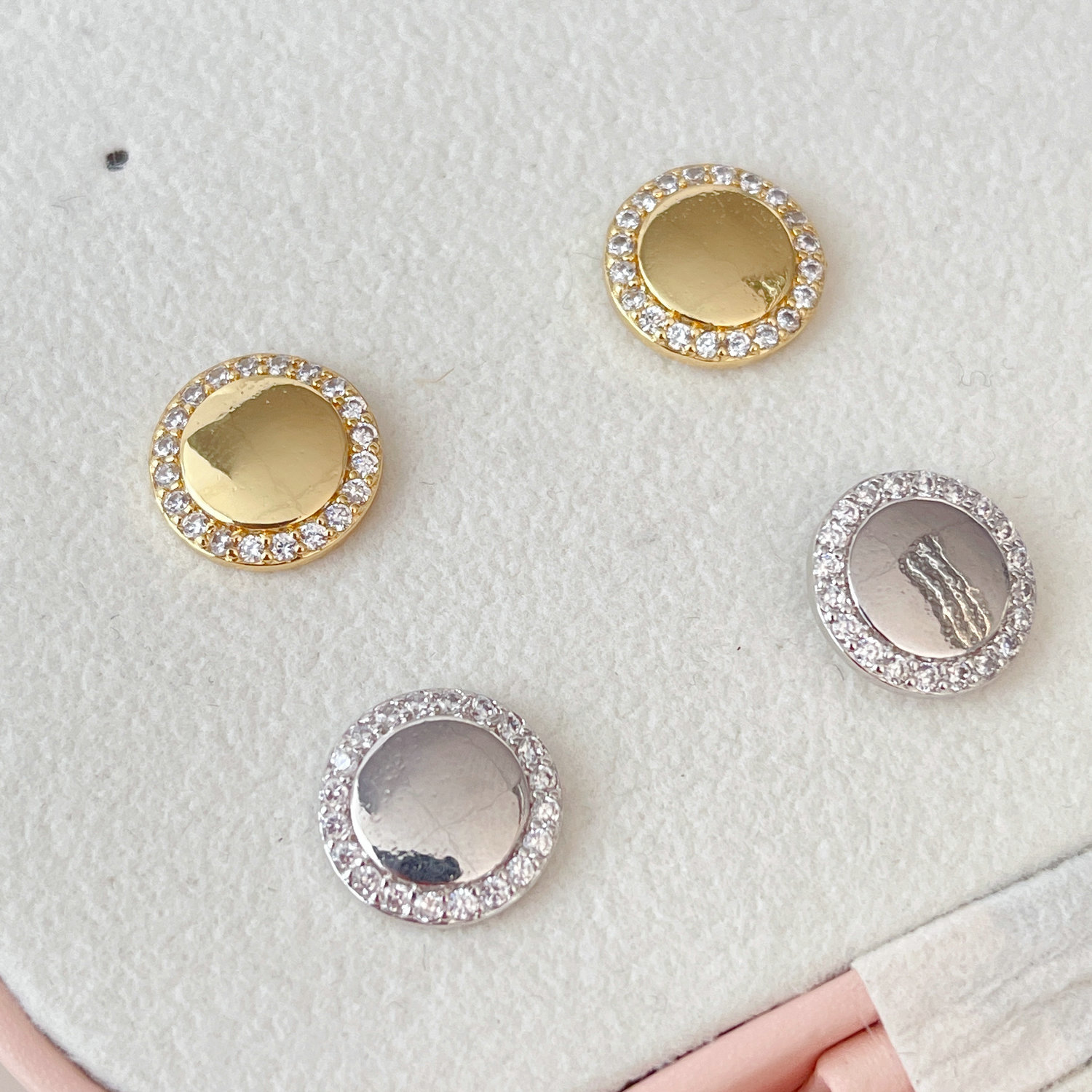 Simple round earrings stud
