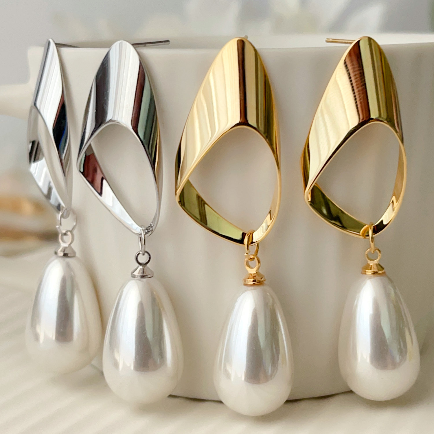 Glass pearl earrings
