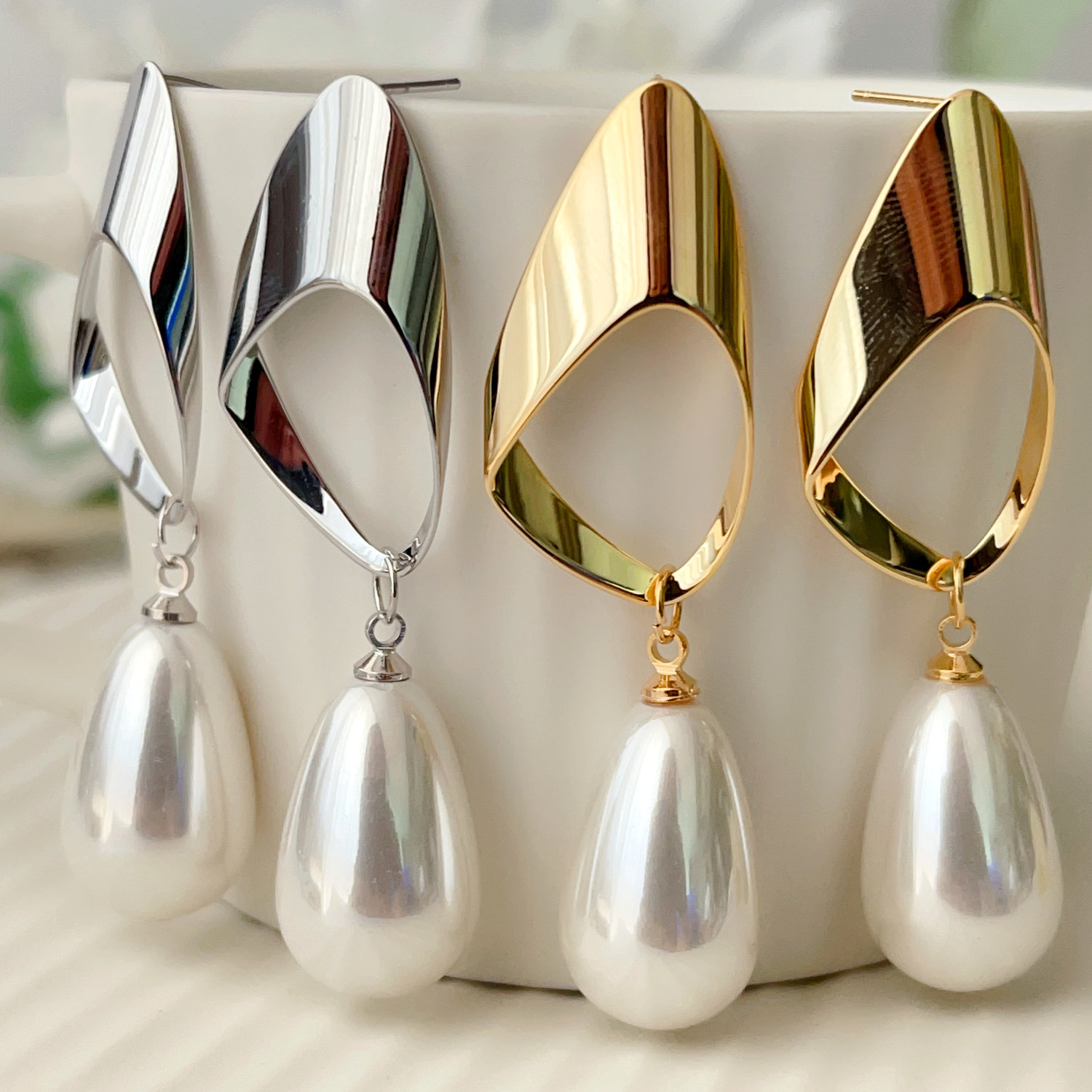 Glass pearl earrings