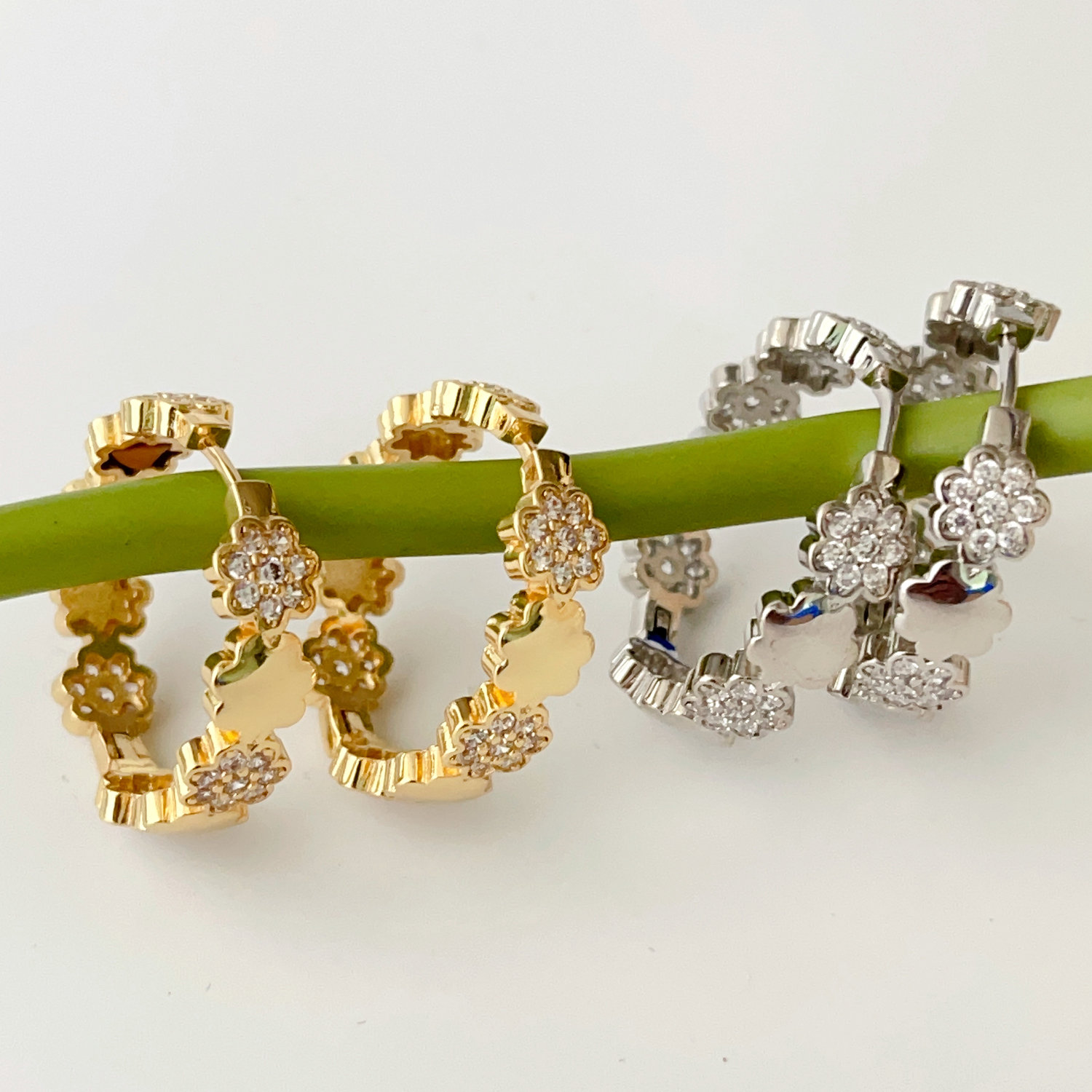 Flower hoops earrings