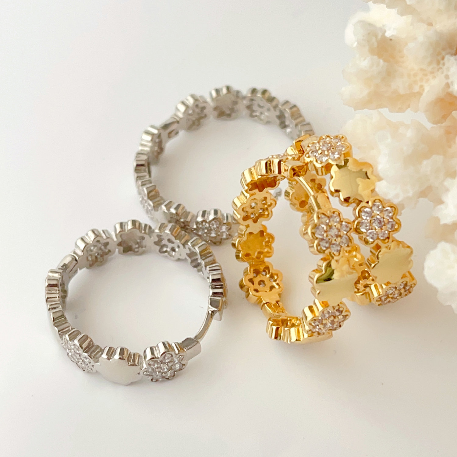 Flower hoops earrings