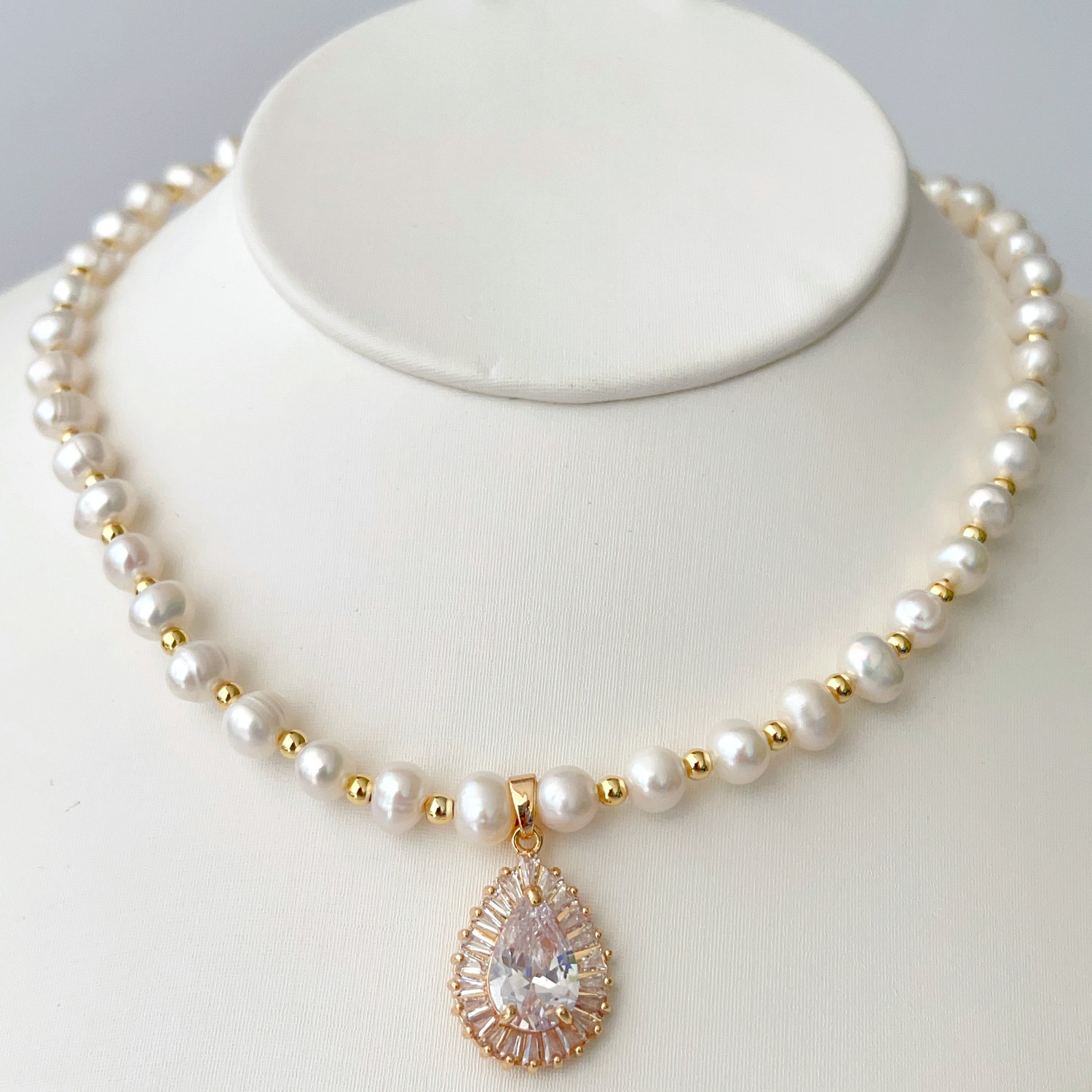 Fresh water pearl necklace with oval drop pendant