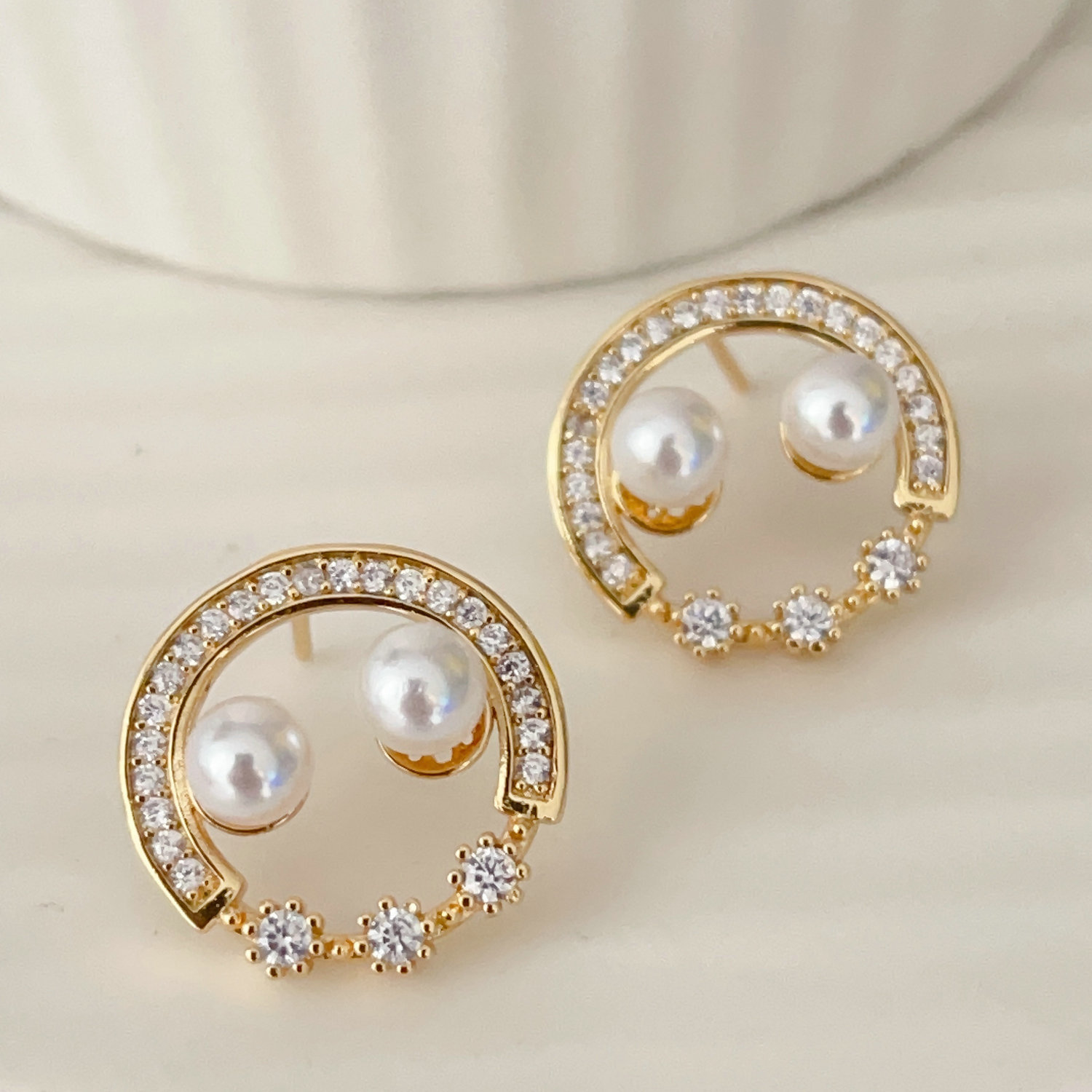 Smile pearl earrings