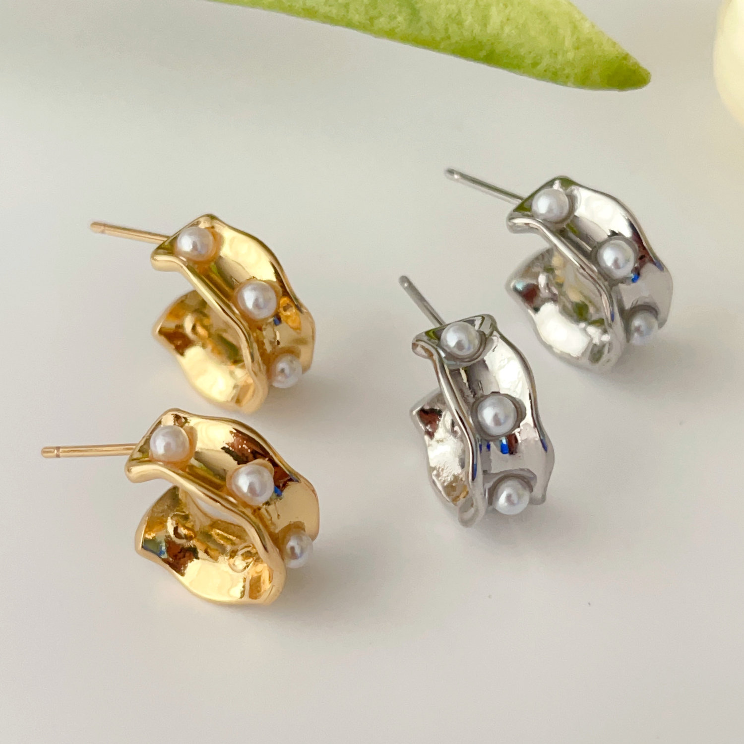 Small pearl hoops earrings