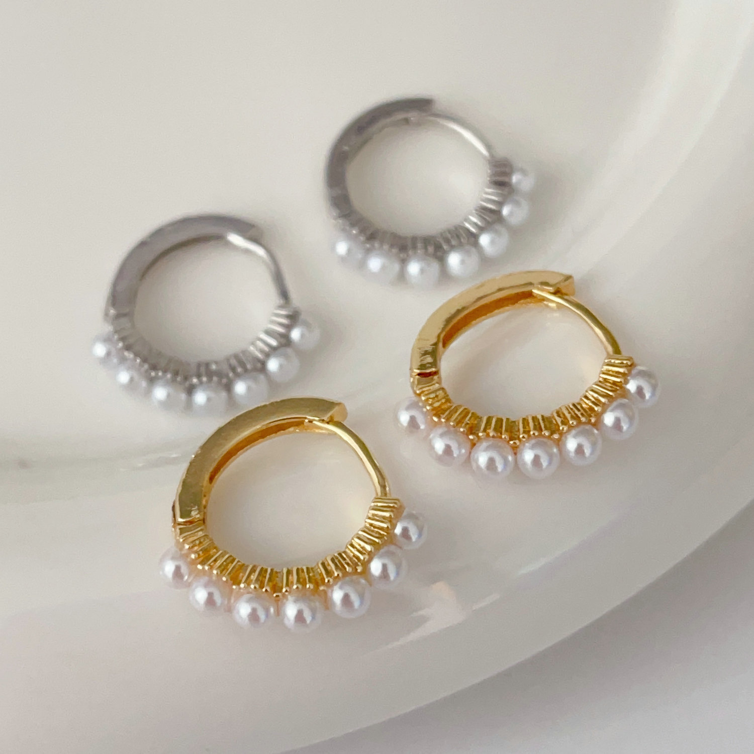 Small pearl hoops earrings