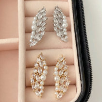 Fan pearl earrings