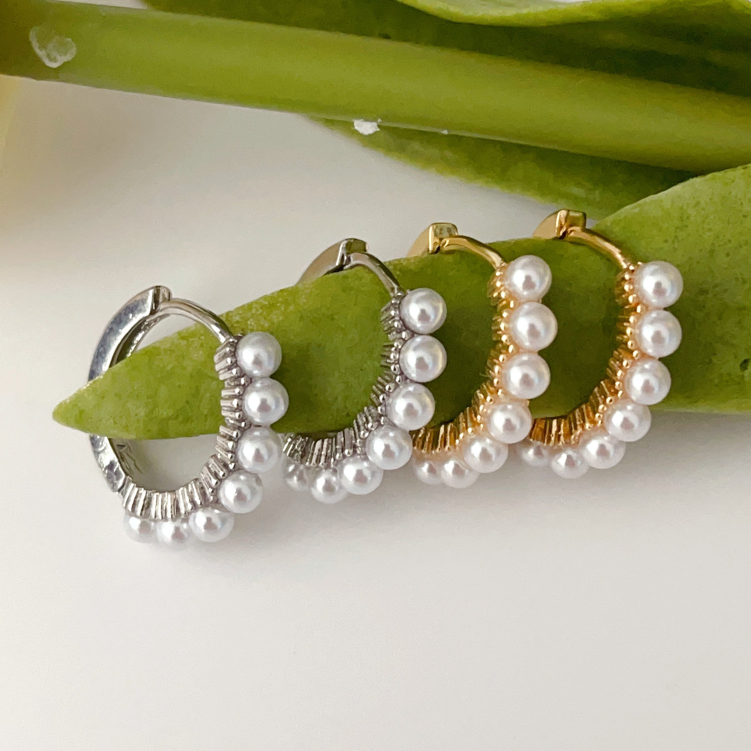 Small pearl hoops earrings