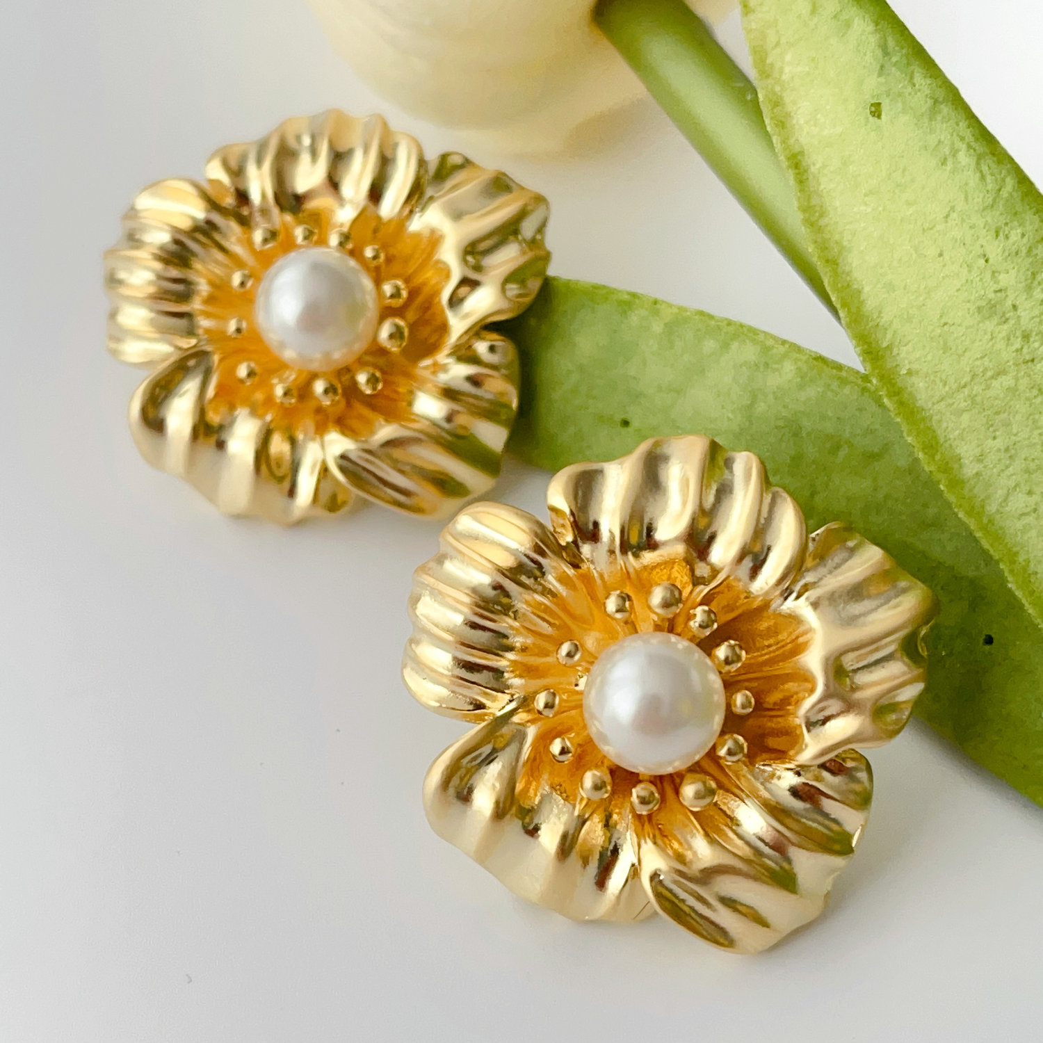 Pearl flower earrings