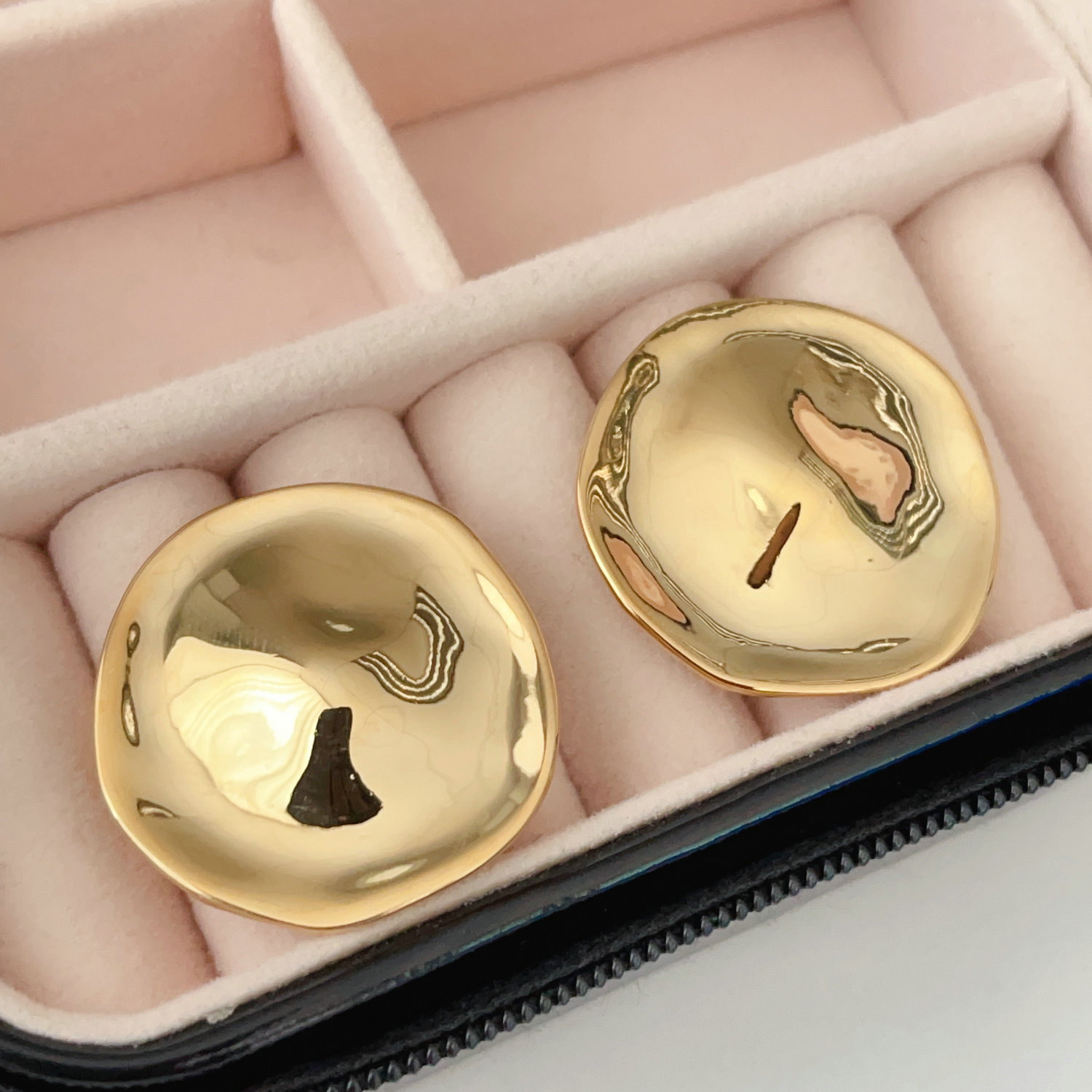Round shape earrings stud