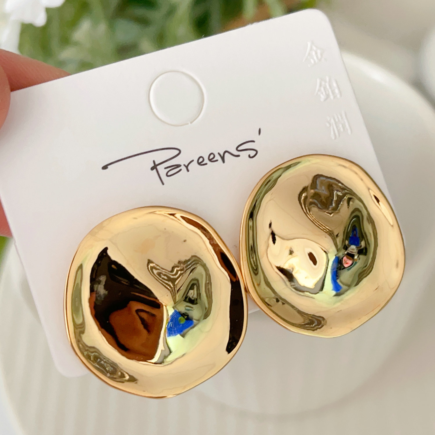 Round shape earrings stud
